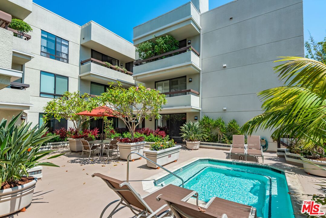 851 N Kings Rd Unit: 104