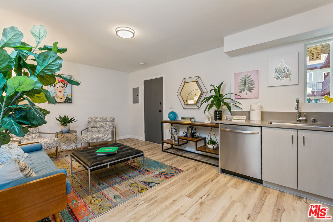 6640 Woodley Ave Unit: 215