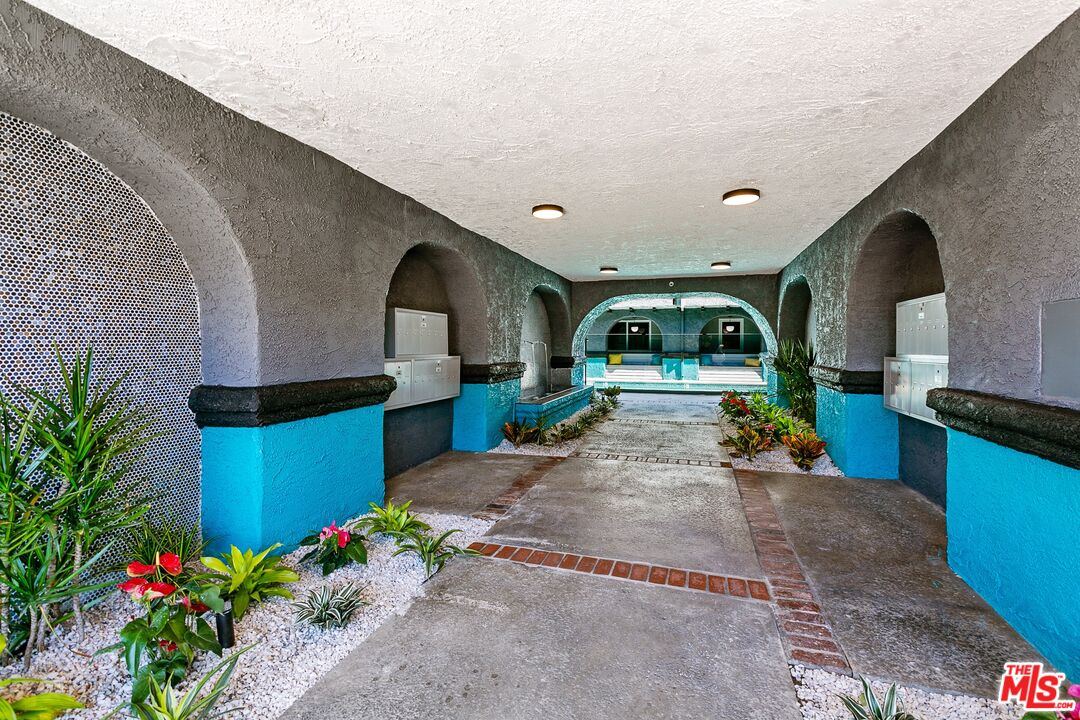 6640 Woodley Ave Unit: 215