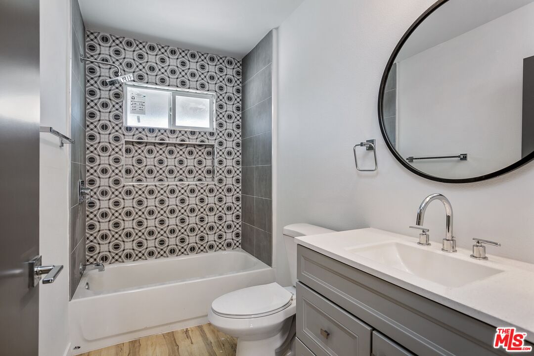 6640 Woodley Ave Unit: 215