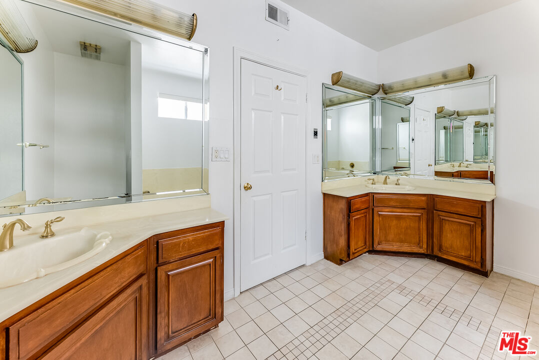 1936 Pelham Ave Unit: 201