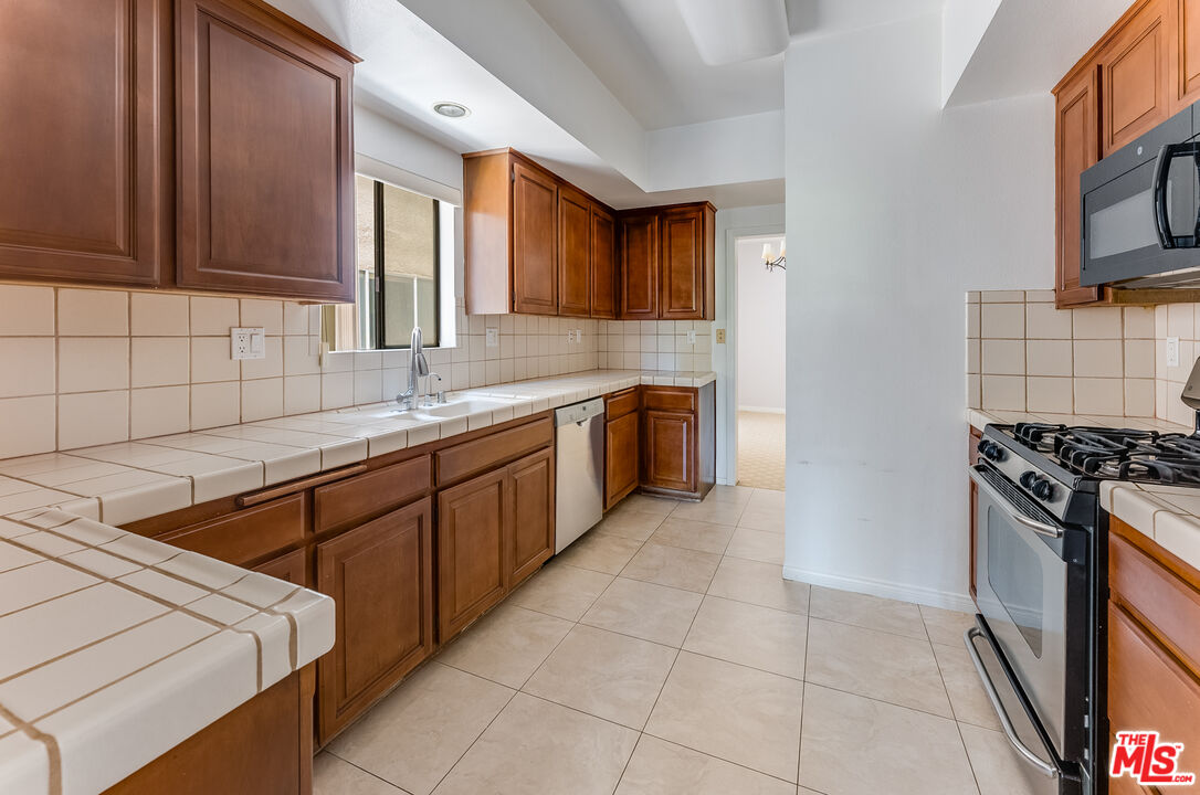 1936 Pelham Ave Unit: 201