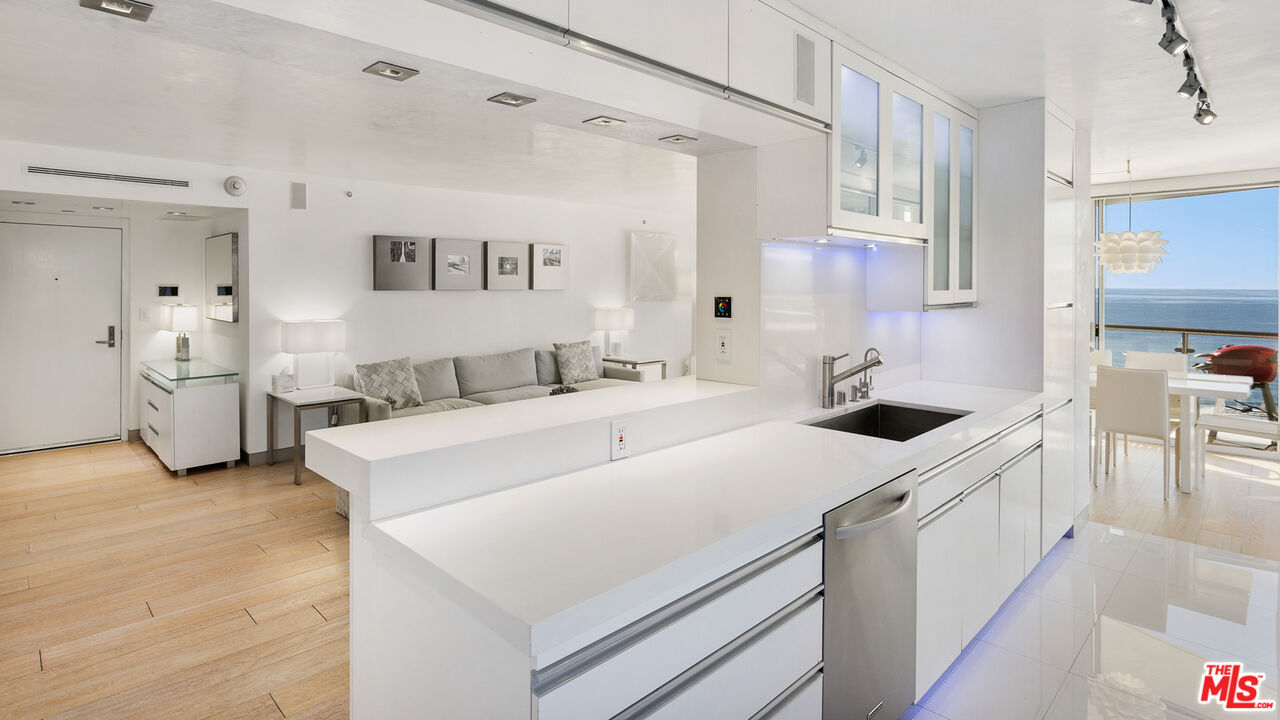 201 OCEAN AVE Unit: 1504B