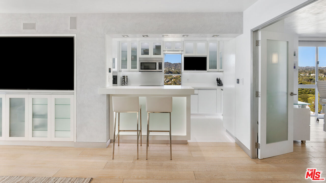 201 OCEAN AVE Unit: 1504B