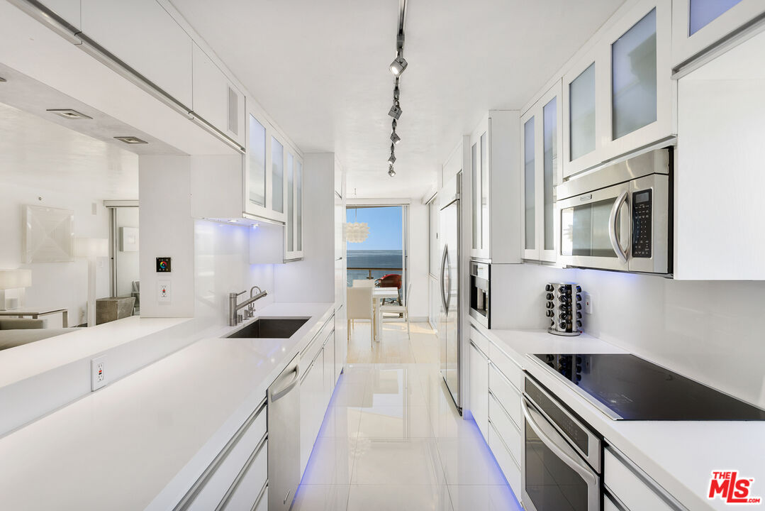 201 OCEAN AVE Unit: 1504B