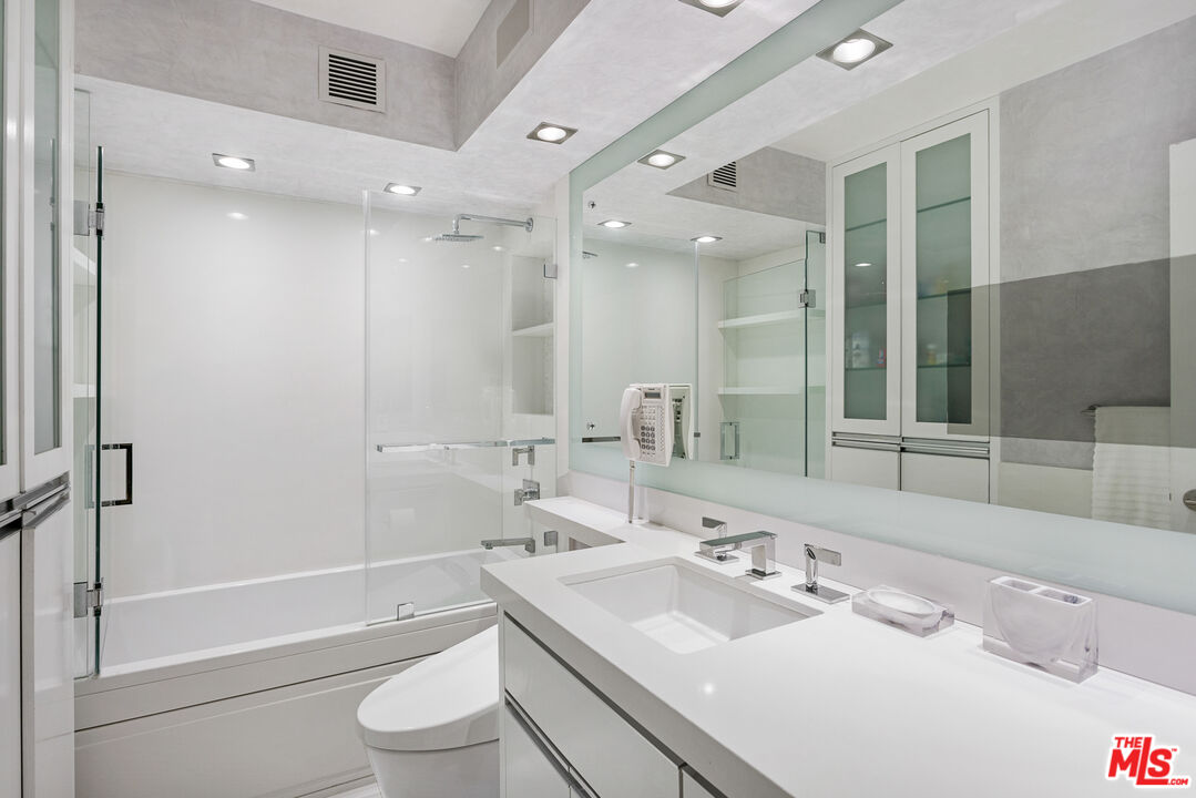 201 OCEAN AVE Unit: 1504B