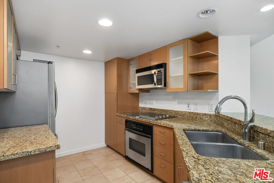 13700 Marina Pointe Dr Unit: 707