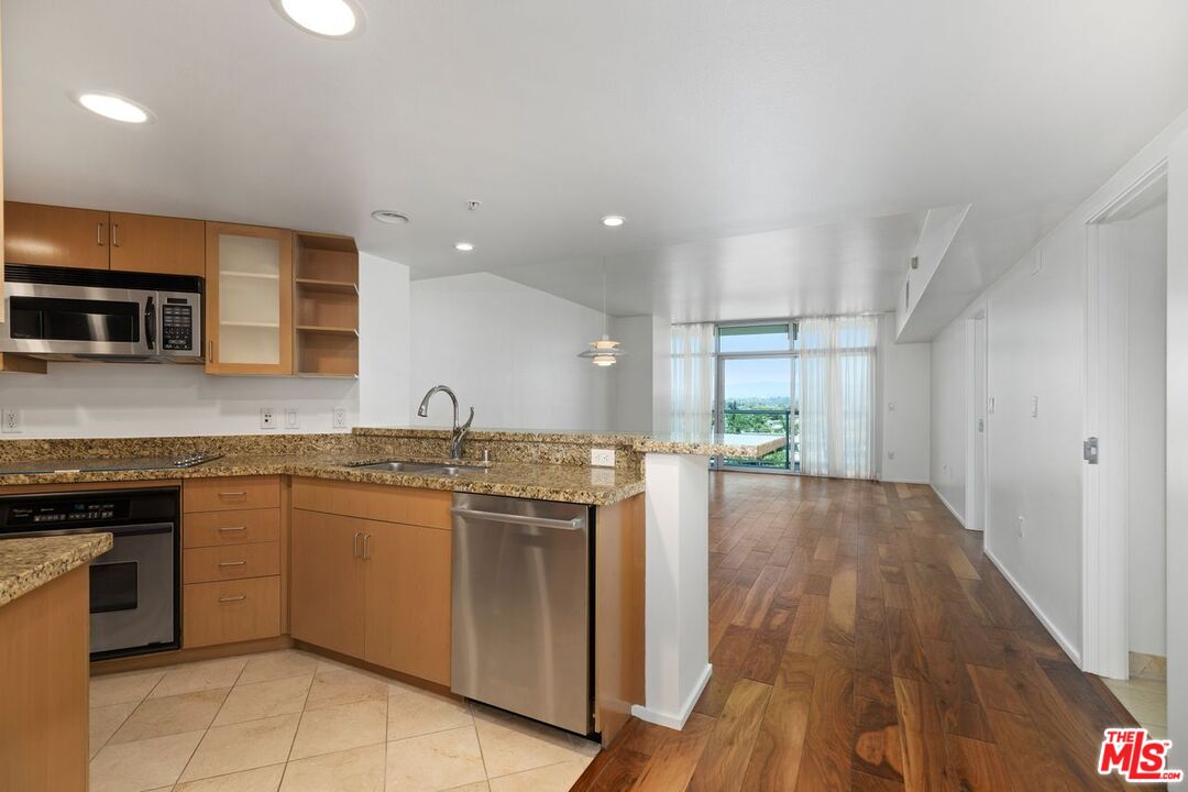 13700 Marina Pointe Dr Unit: 707