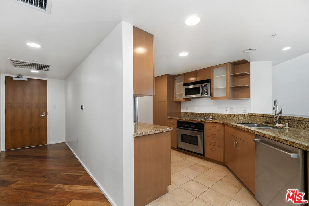 13700 Marina Pointe Dr Unit: 707