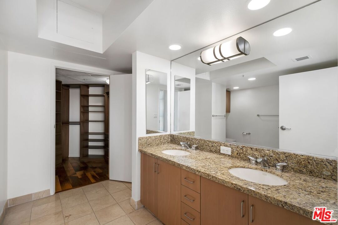 13700 Marina Pointe Dr Unit: 707