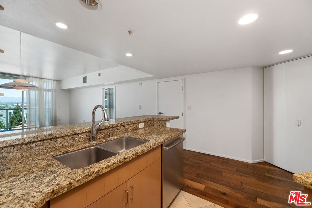 13700 Marina Pointe Dr Unit: 707