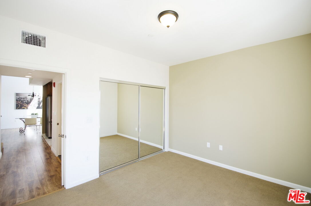 546 N Oxford Ave Unit: 207