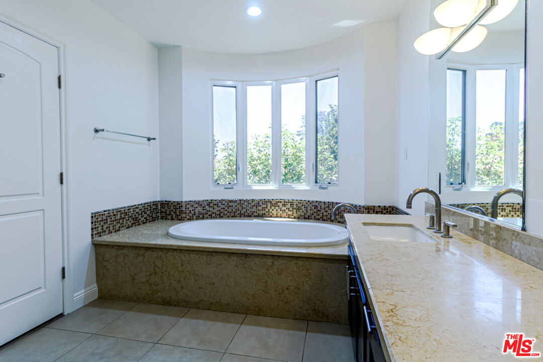 4848 Wilshire Blvd Unit: 202