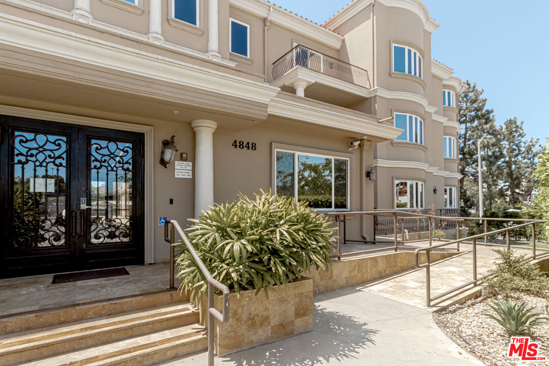 4848 Wilshire Blvd Unit: 202