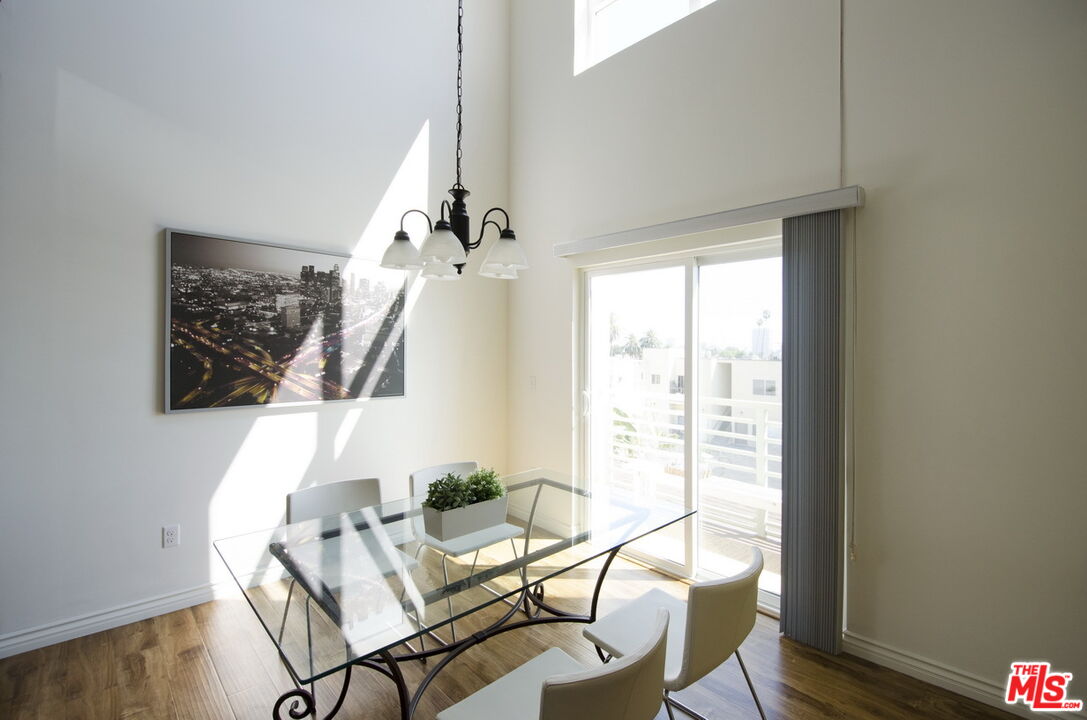 546 N Oxford Ave Unit: 203