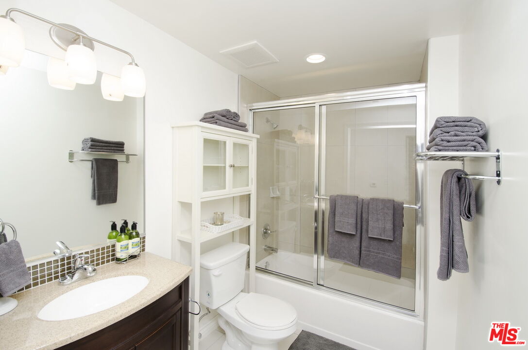 546 N Oxford Ave Unit: 203