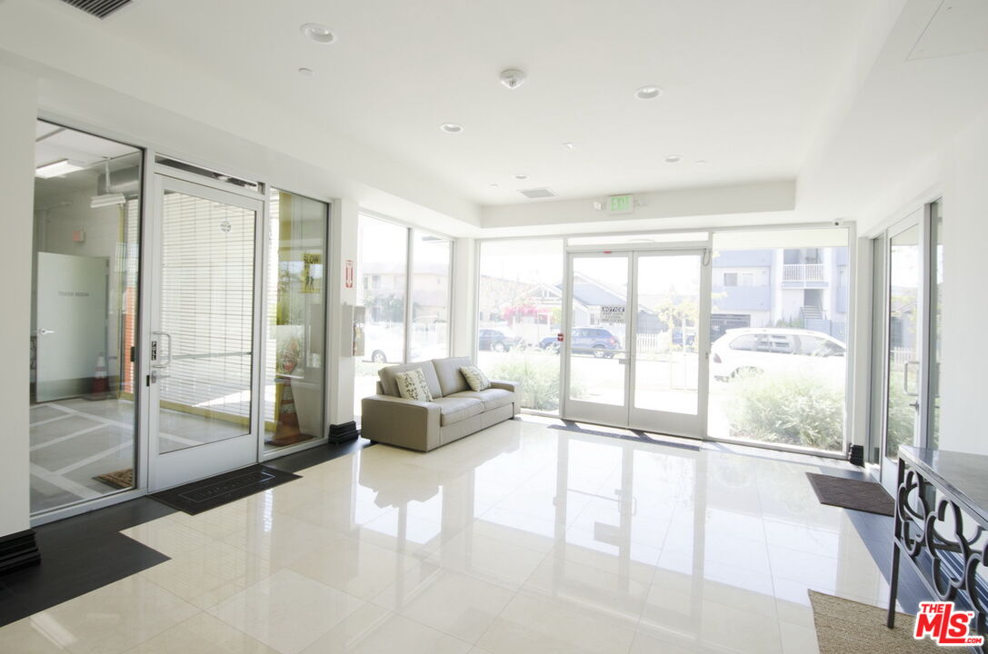 546 N Oxford Ave Unit: 203