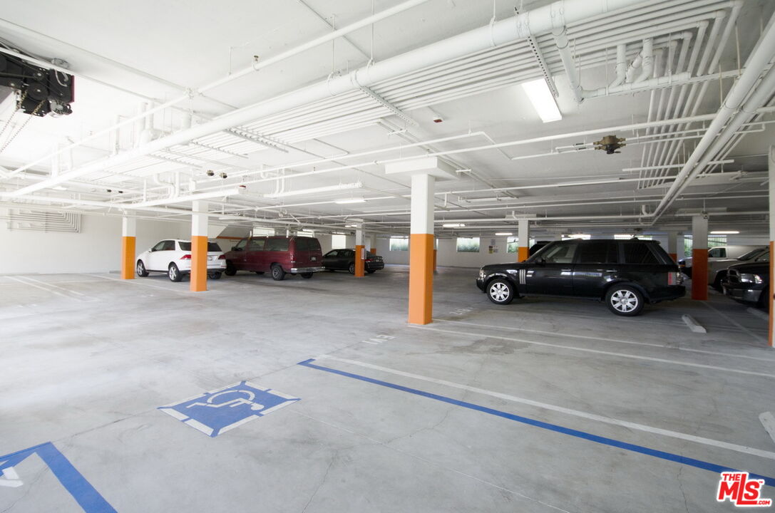 546 N Oxford Ave Unit: 203