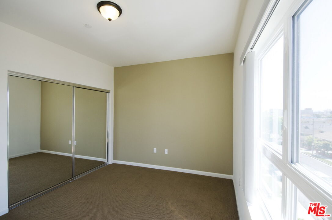 546 N Oxford Ave Unit: 203