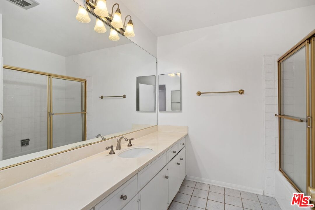 949 N Kings Rd Unit: 304