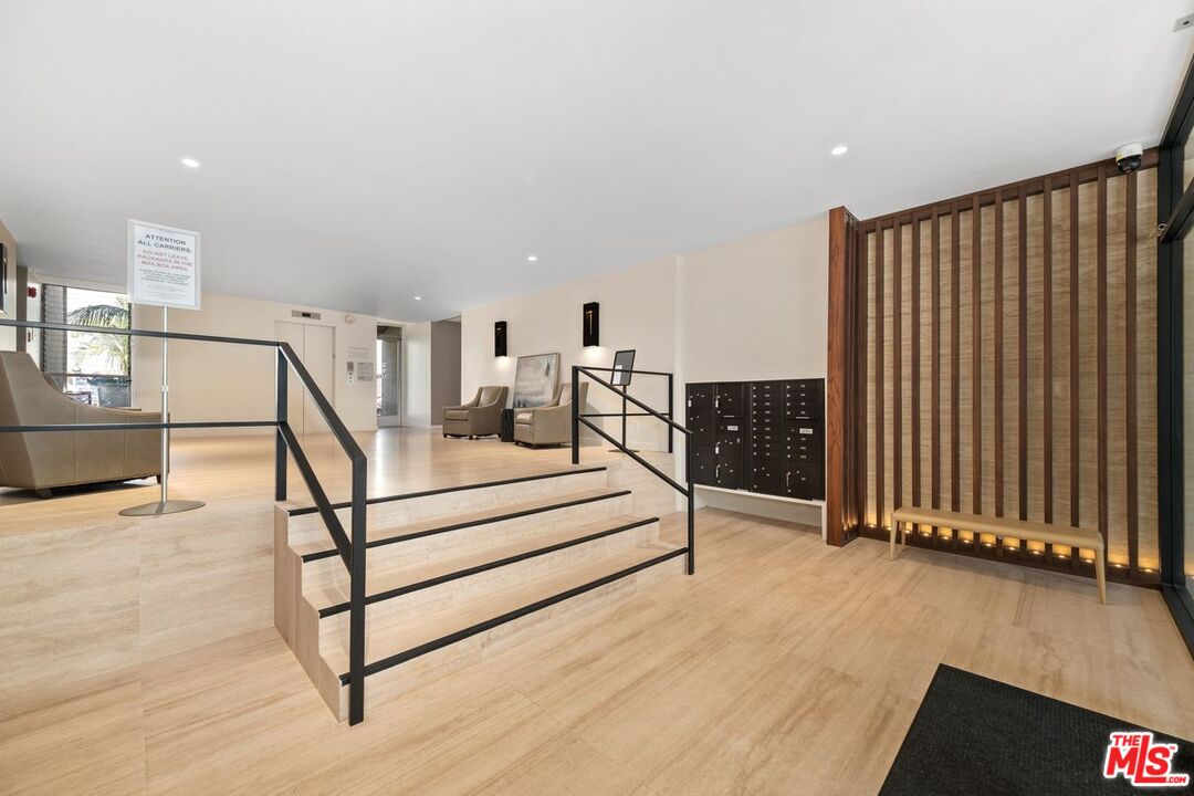 949 N Kings Rd Unit: 304