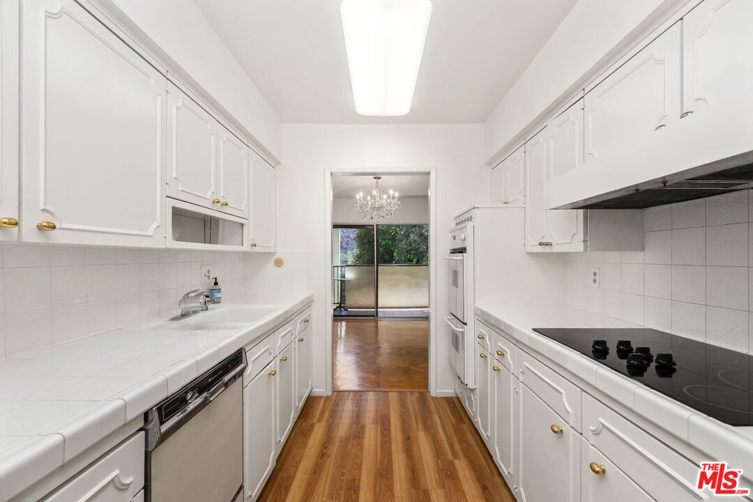 949 N Kings Rd Unit: 304