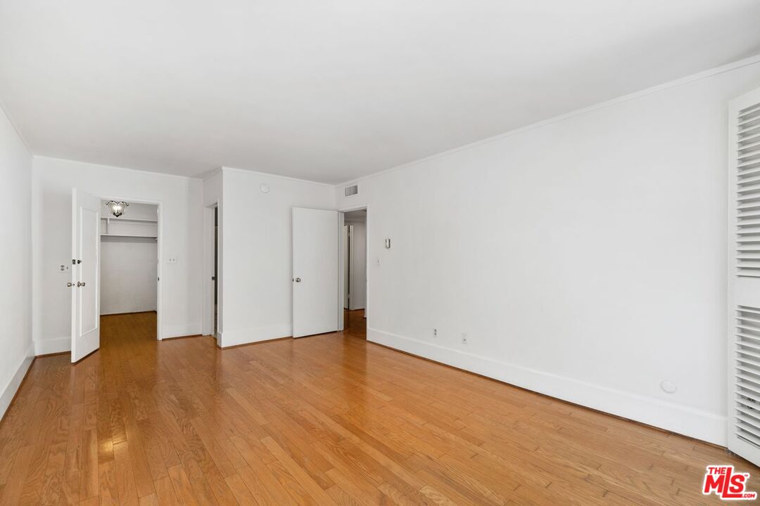 949 N Kings Rd Unit: 304