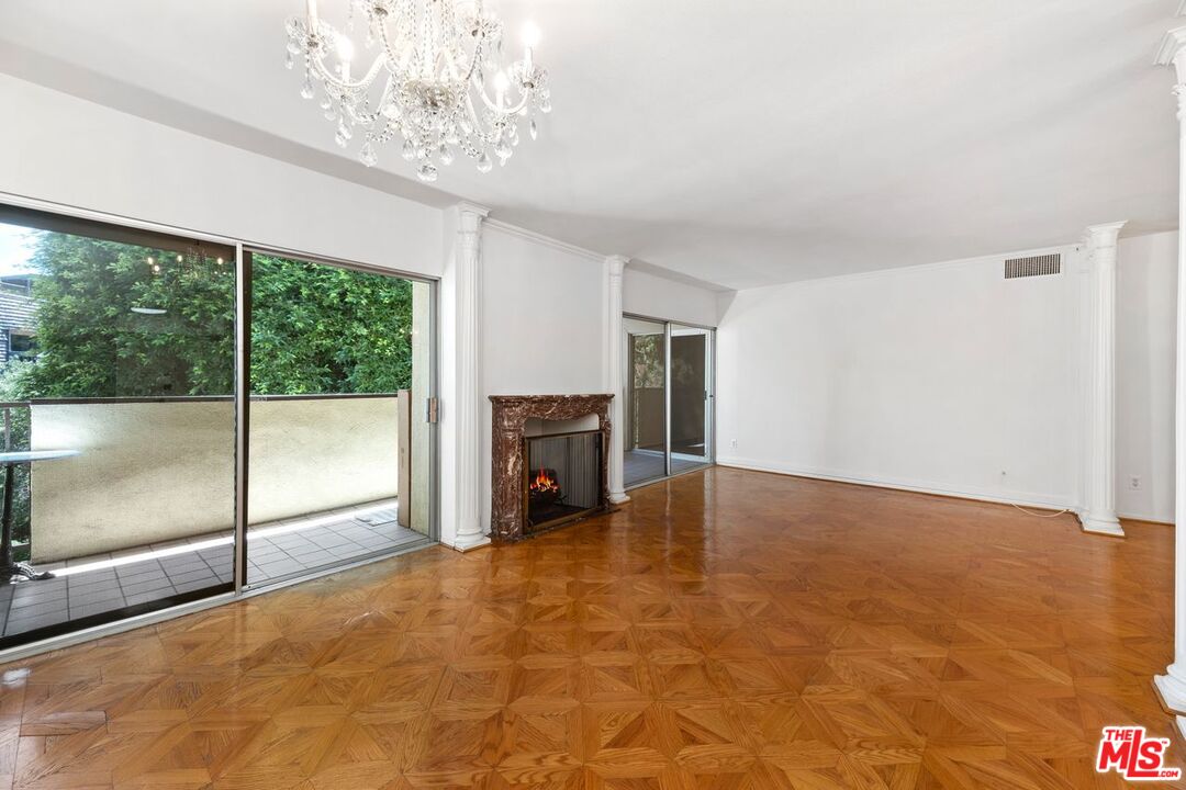 949 N Kings Rd Unit: 304