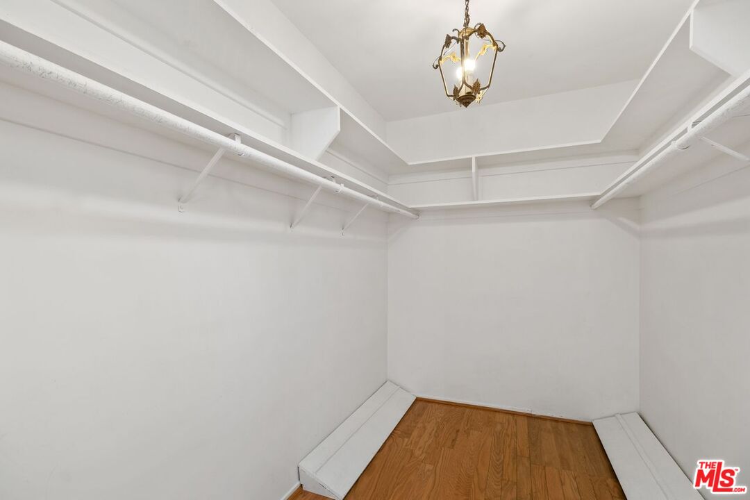 949 N Kings Rd Unit: 304