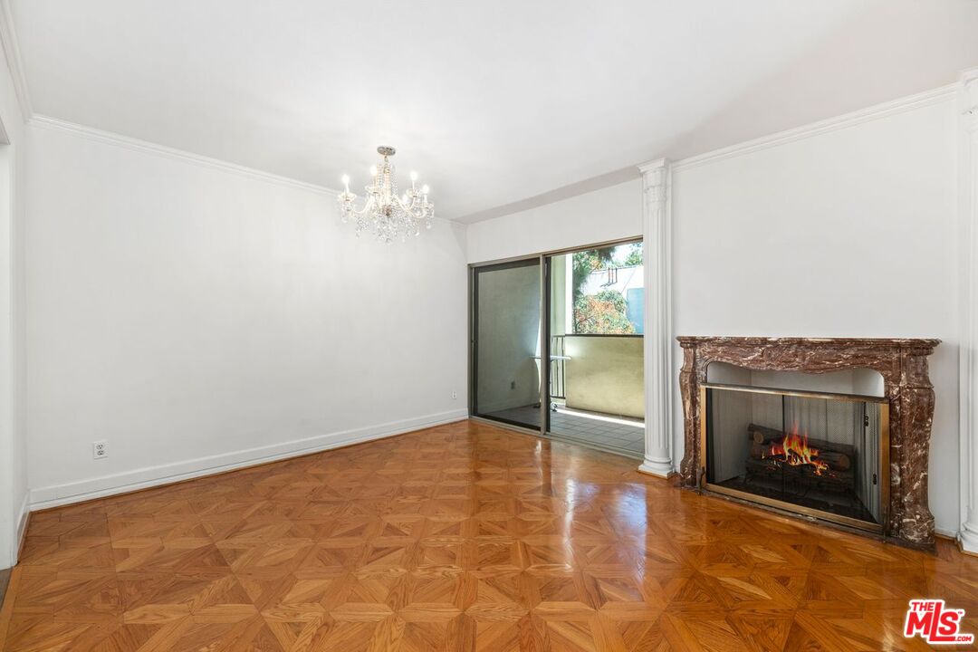 949 N Kings Rd Unit: 304