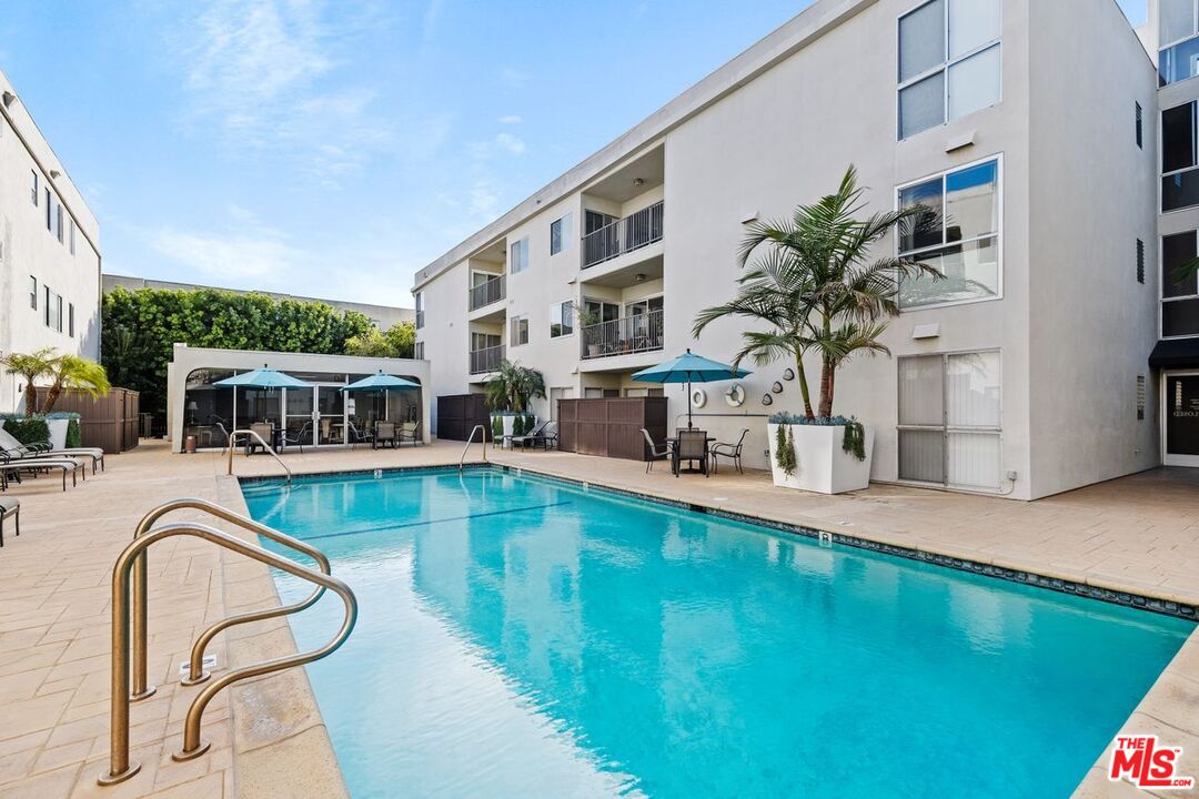 949 N Kings Rd Unit: 304