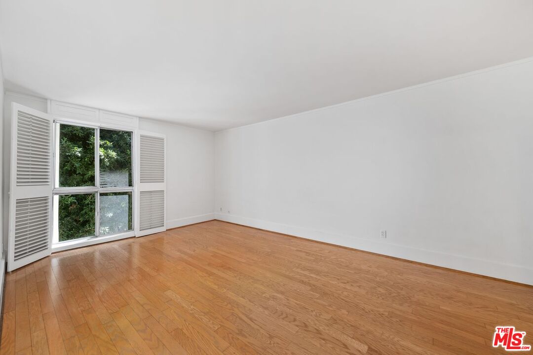 949 N Kings Rd Unit: 304