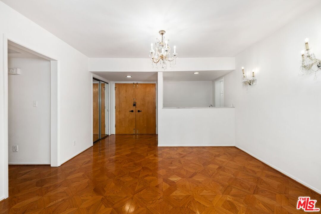 949 N Kings Rd Unit: 304