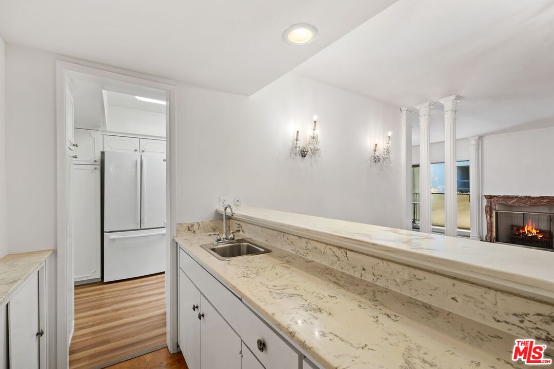 949 N Kings Rd Unit: 304