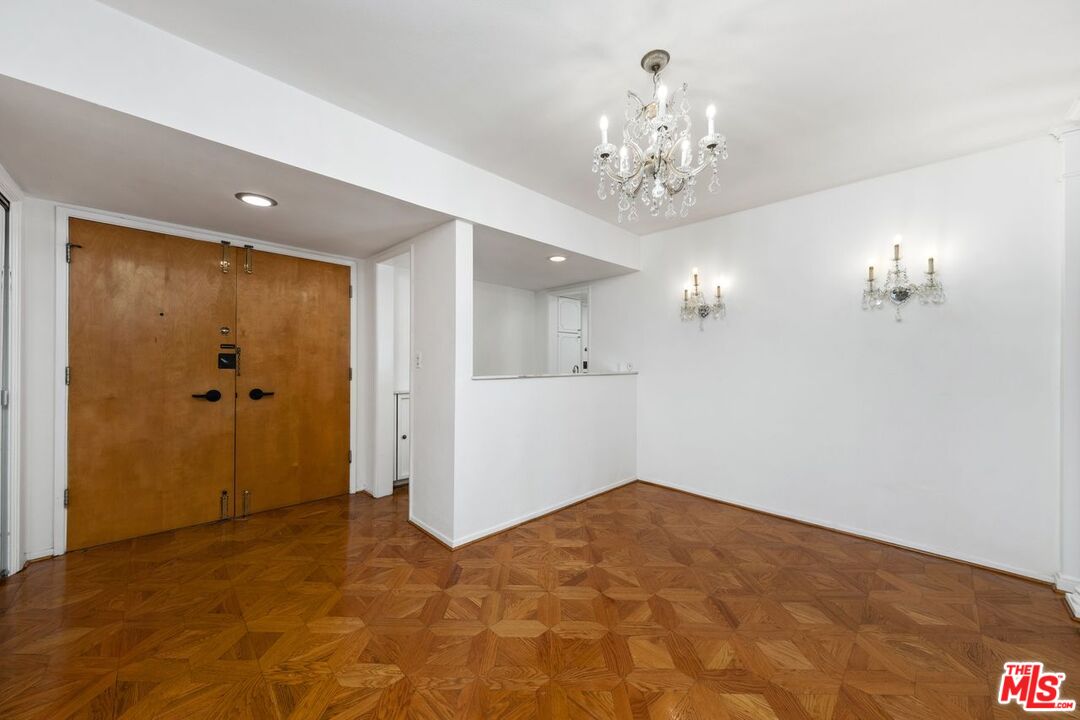 949 N Kings Rd Unit: 304