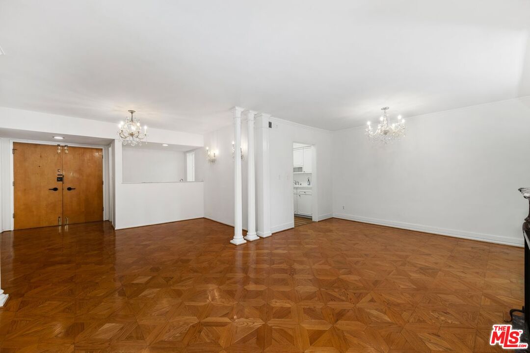 949 N Kings Rd Unit: 304