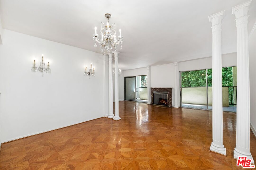 949 N Kings Rd Unit: 304