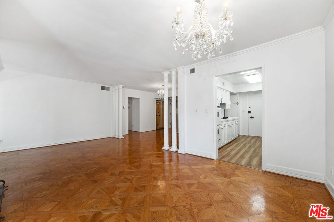 949 N Kings Rd Unit: 304