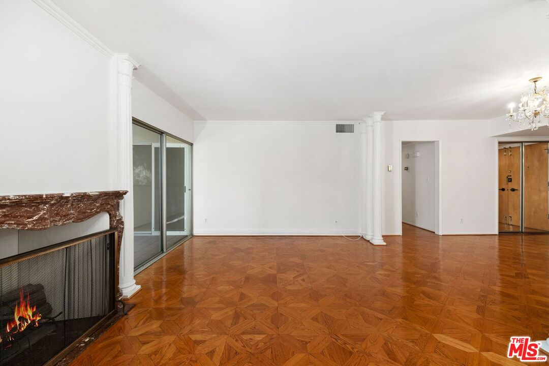 949 N Kings Rd Unit: 304