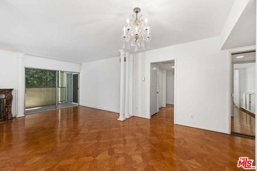 949 N Kings Rd Unit: 304