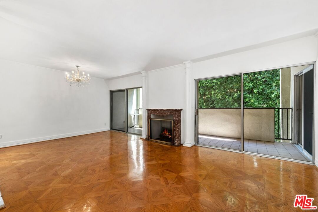 949 N Kings Rd Unit: 304