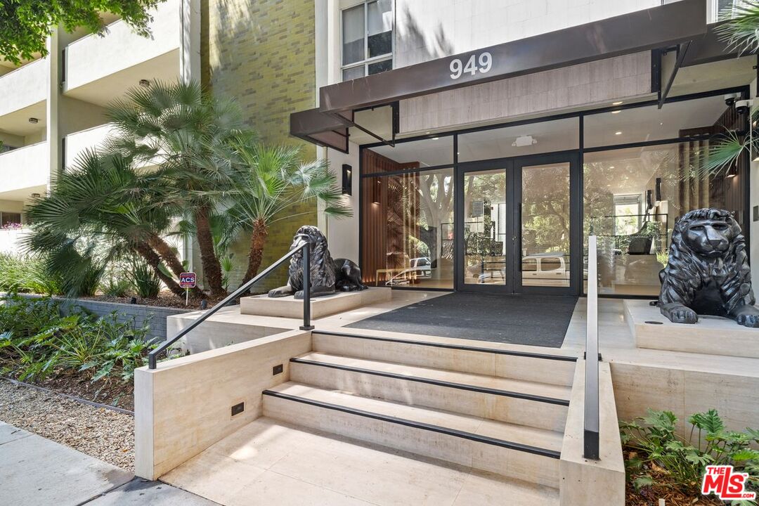 949 N Kings Rd Unit: 304