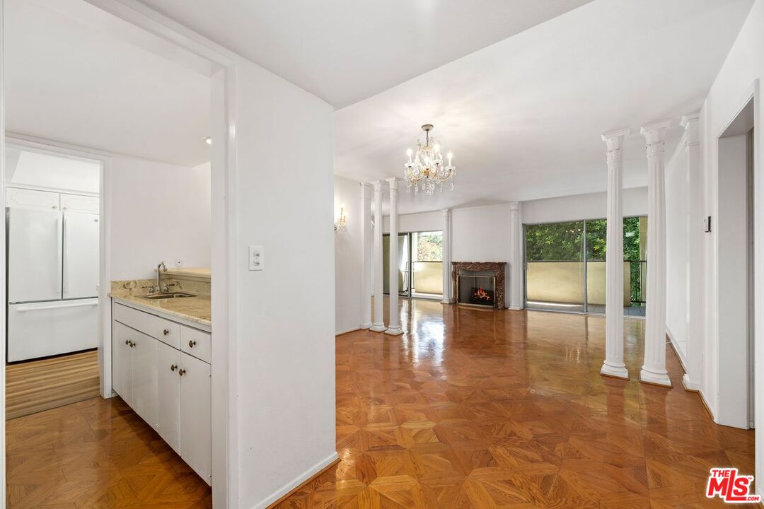 949 N Kings Rd Unit: 304