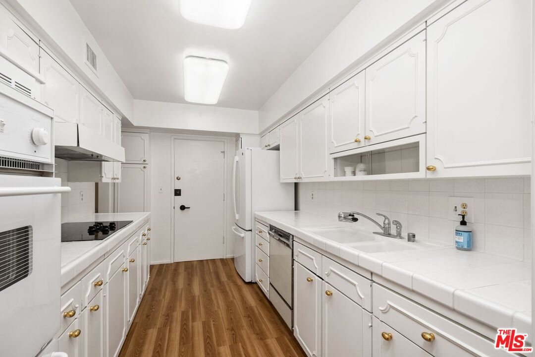 949 N Kings Rd Unit: 304