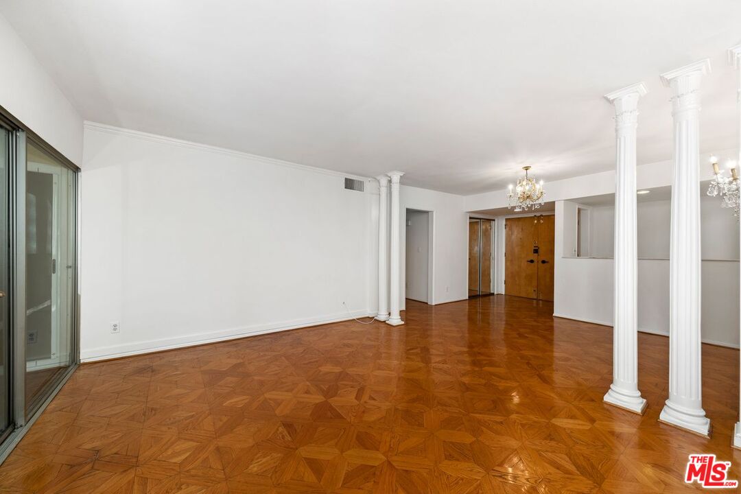 949 N Kings Rd Unit: 304