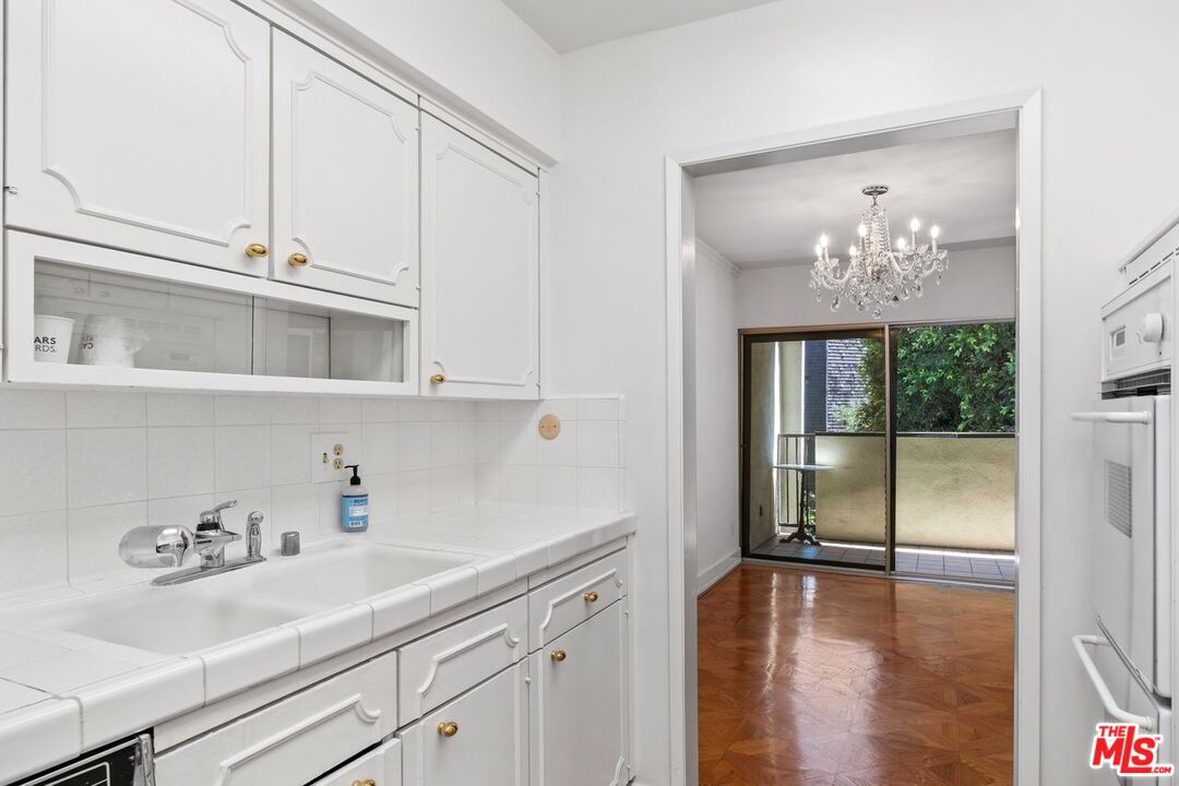 949 N Kings Rd Unit: 304