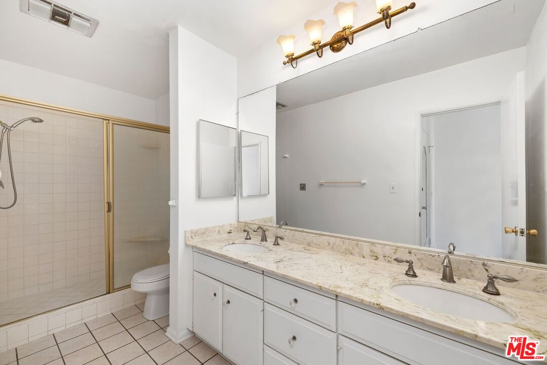 949 N Kings Rd Unit: 304