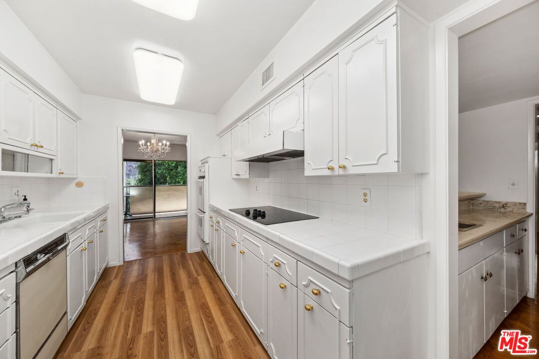 949 N Kings Rd Unit: 304