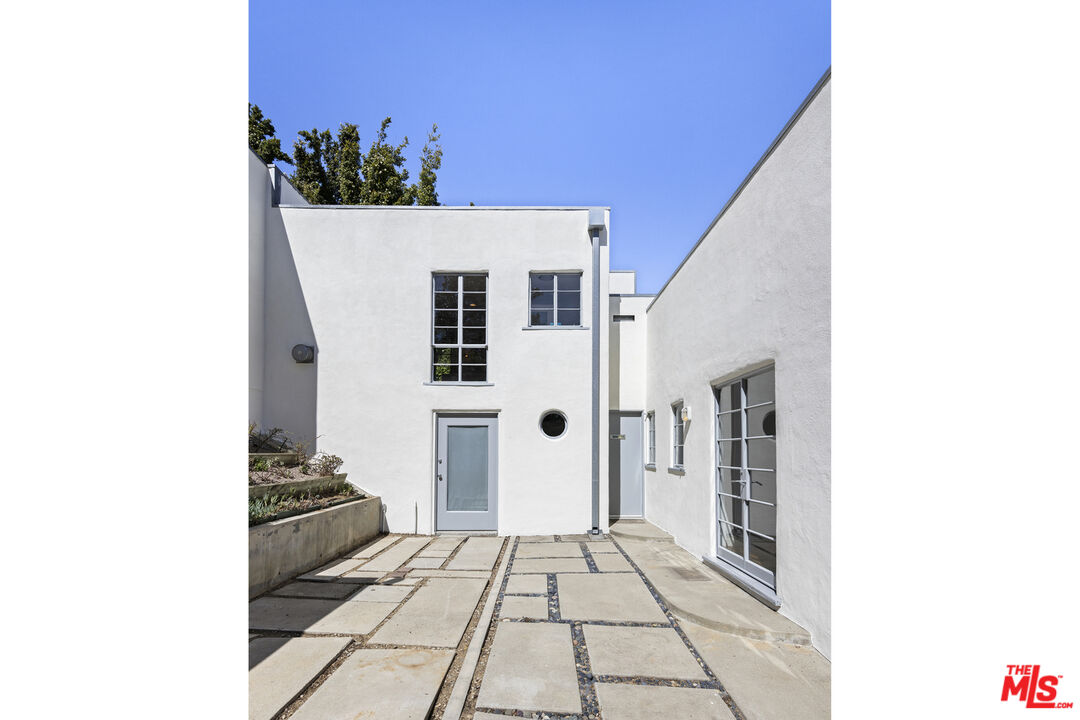 2449 N Commonwealth Ave