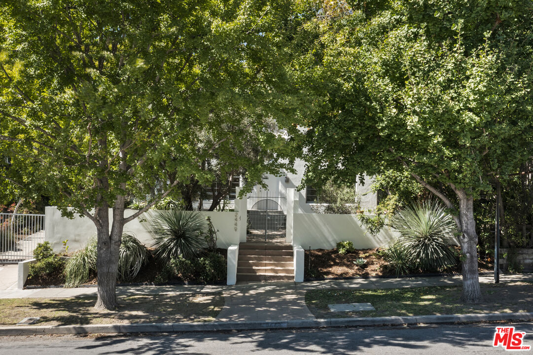 2449 N Commonwealth Ave